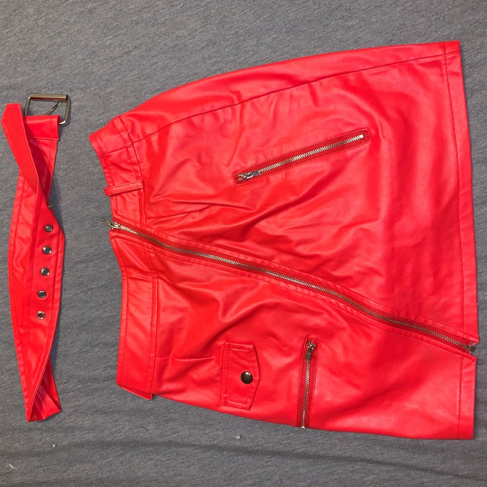 Red faux leather skirt + matching belt - Picture 1 of 2